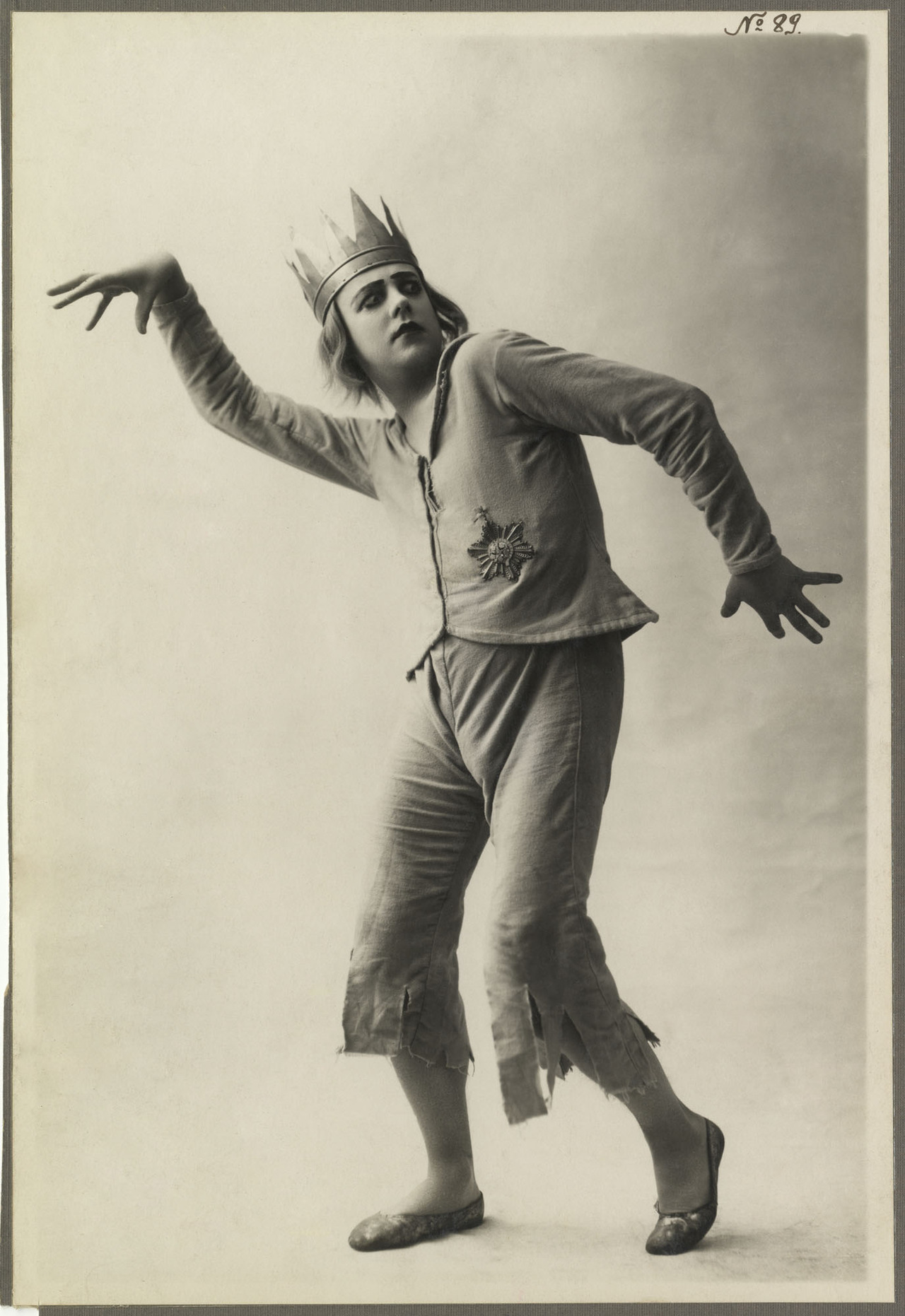 Le danseur Jean Börlin in ‘Maison de fous’ (as the Prince), 1920. Ballets Suédois. Photo Isabey. | src BnF, Bibliothèque-musée de l’Opéra via res musica 