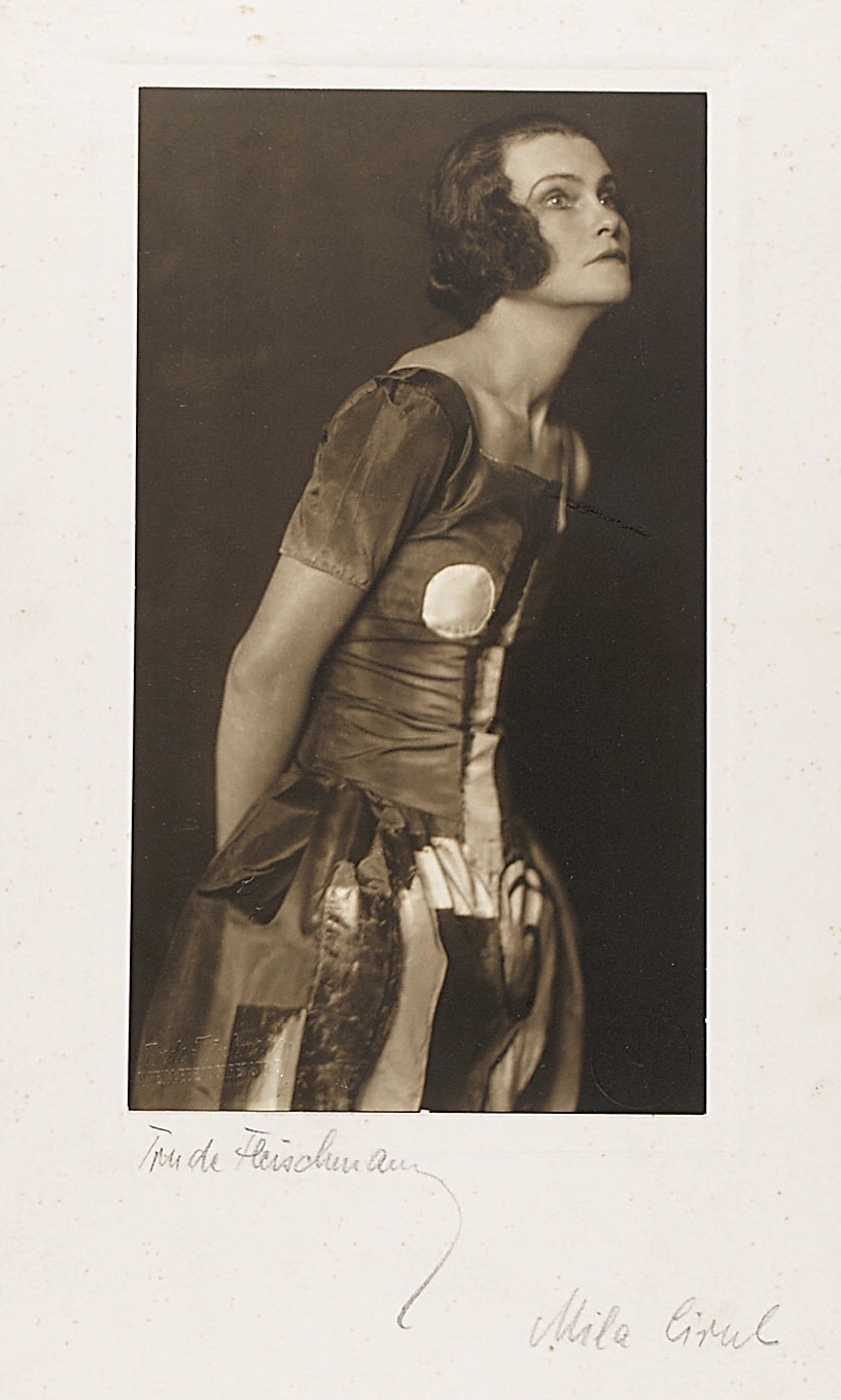 Trude Fleischmann :: Dancer Mila Cirul (Rollenfoto / role picture), 1920s. | src and © Theatermuseum, Wien