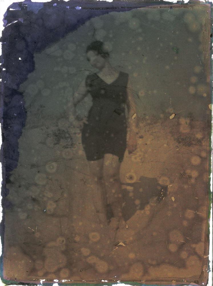 Ernest-Louis Lessieux :: Femme en costume de bain sur une plage de l'île d'Oléron (titre factice), plaque de verre Autochrome, 1907. Conseil des musées. Le musée de l'île d'Oléron