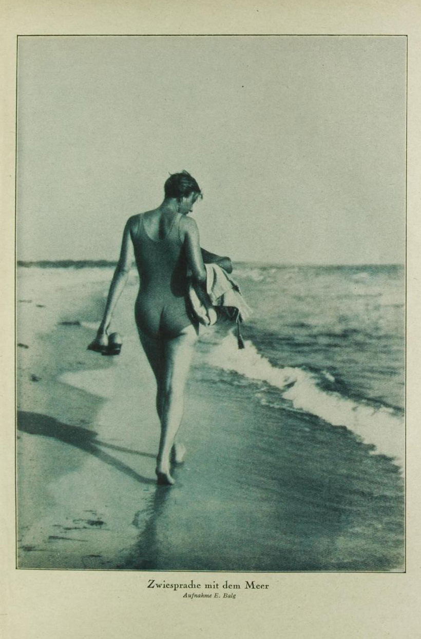 Zwiesprache mit dem Meer. Aufnahme: Erich Balg. Uhu Magazin, Mai 1930, Band 6, Heft 8.