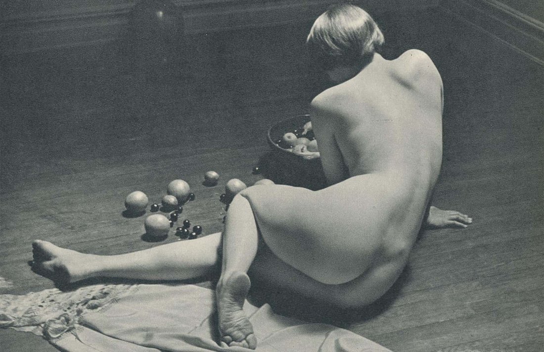 André de Dienes :: Nude (on floor with still life of fruits, view from back), ca. 1950, ca. 1950. Photogravure from «The Nude». Detail