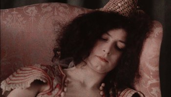 Jules Gervais-Courtellemont :: Slapende vrouw in Orientaalse kleding [Sleeping woman in oriental costume], ca. 1910-ca. 1940. Autochrome. | src Rijksmuseum