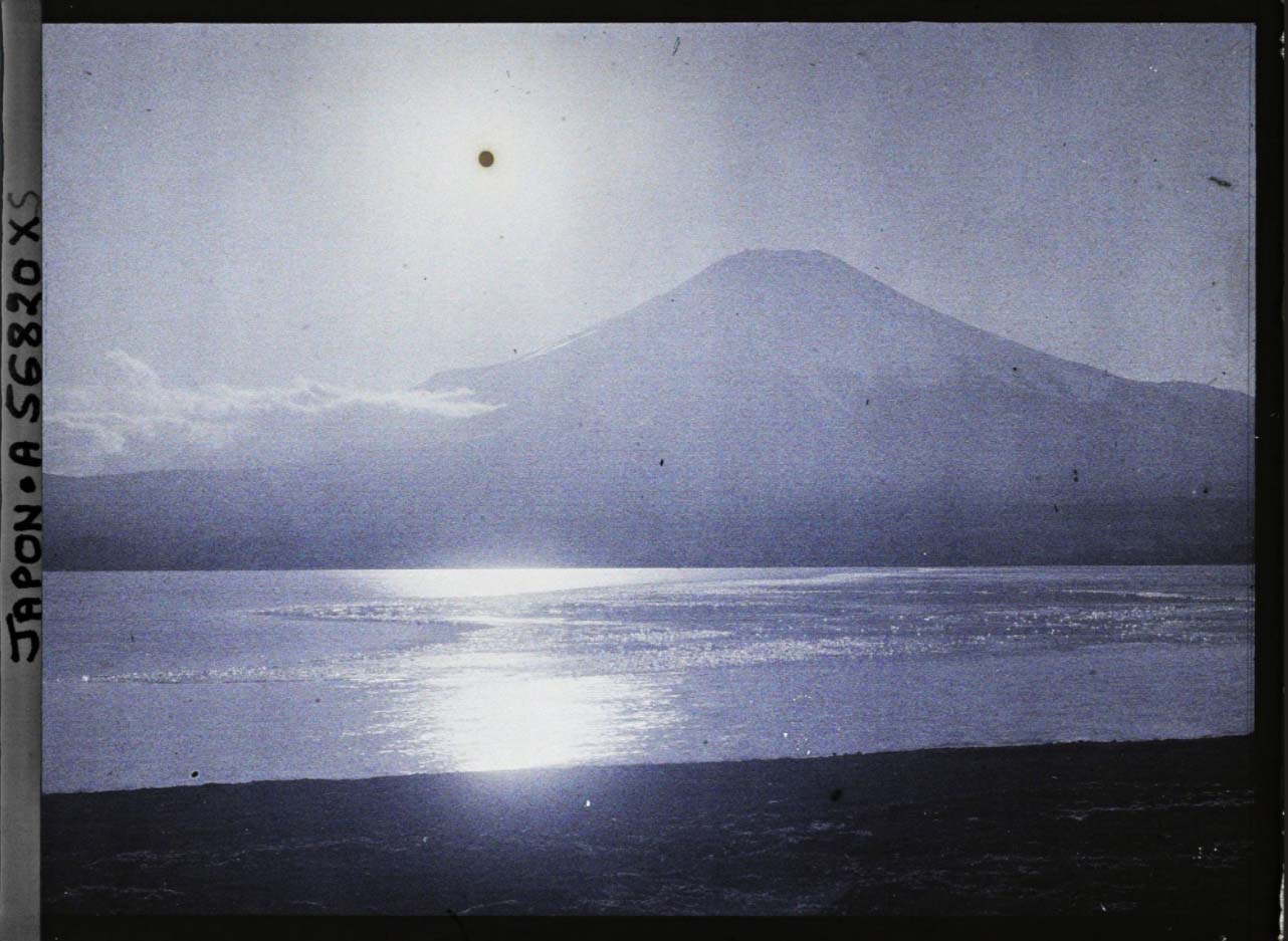 Roger Dumas :: Environs du village de Yamanakako, Japon. Le lac Yamanaka (Yamanaka-ko) et le mont Fuji (Fuji-san), 1926-1927. Autochromes. Archives de la Planète. | src Musée Albert Kahn