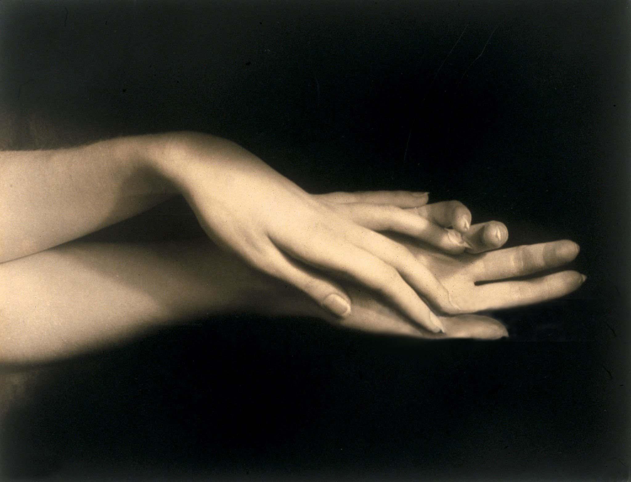 Atelier von Behr :: Hands, 1930s. The Royal Photographic Society Collection - V&A museum, London | src Getty Images