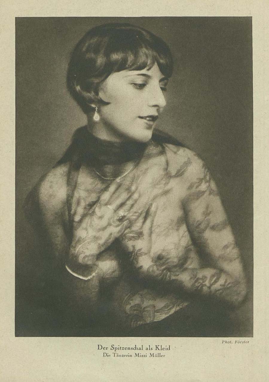 Der Spitzenschal als Kleid. Die Tänzerin Mizzi Müller. Phot. Förster. Uhu Februar 1928 - 5/1928.