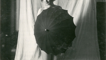 Nu au parapluie. Photographe anonyme. France, vers 1940. Tirage argentique d’époque. | Nude with an umbrella, ca. 1940. | src Galerie Lumière des roses • other pictures # 18