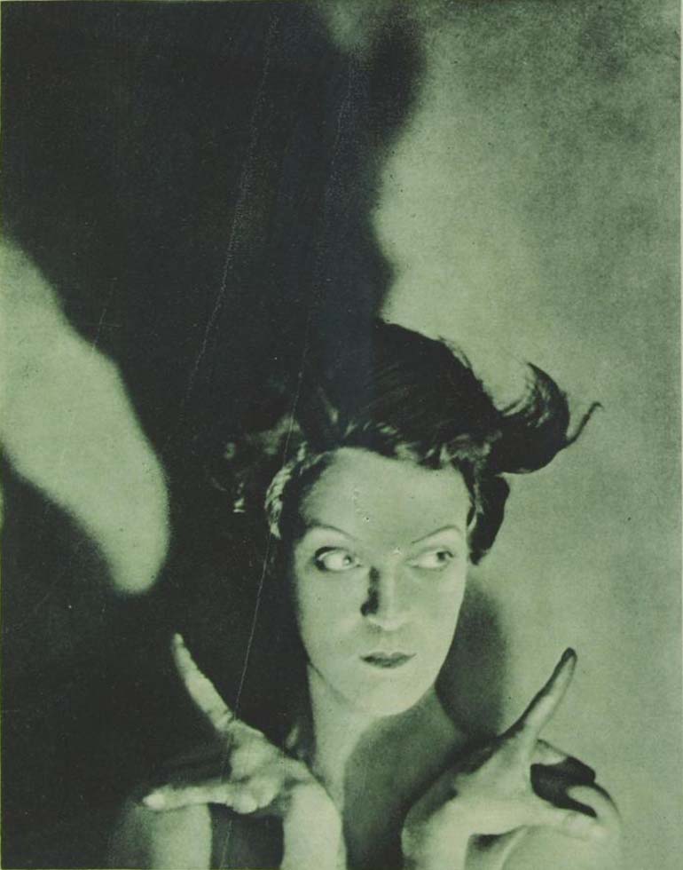 Schattenspiele. Eine, die den Teufel an die Wand malt... [Phot. Gregory Bernard]. Revue des Monats Band 2, H.11, September 1928