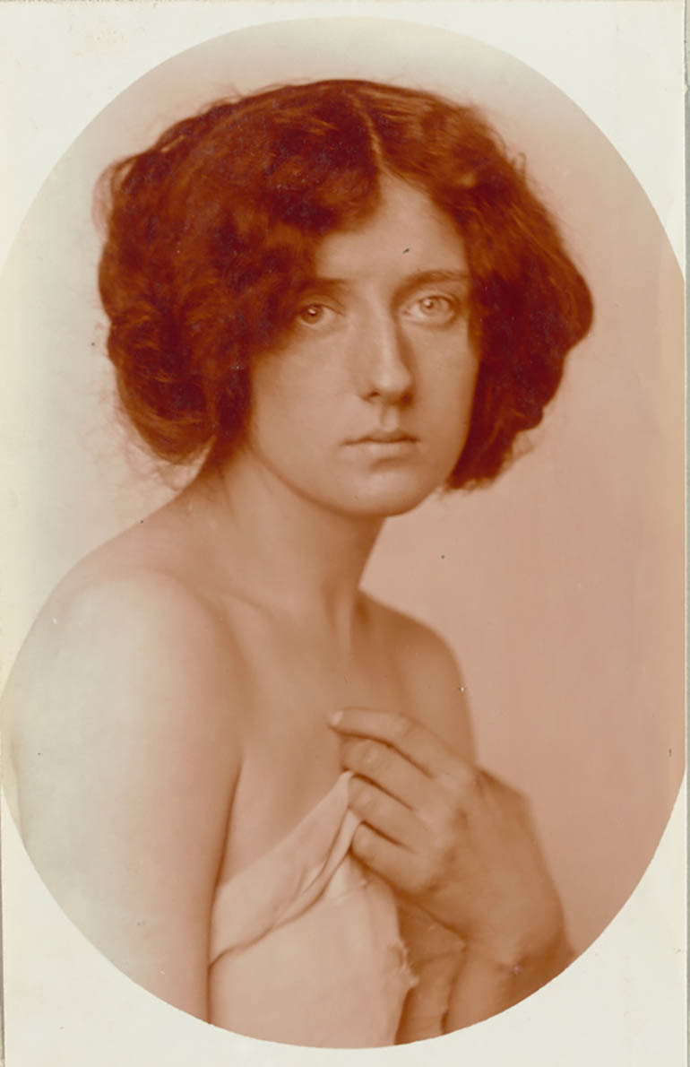 Charles Augustin Lhermitte (1881 - 1945) :: Portrait en buste d'une jeune femme aux épaules nues, vers 1912, Aristotype. Musée d'Orsay