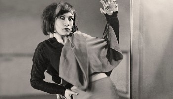 Lotte Jacobi ~ Die Tänzerin Vera Skoronel in Tanzpose vor einem Spiegel, 1930. Fotografie: Atelier Jacobi. | src Getty Images